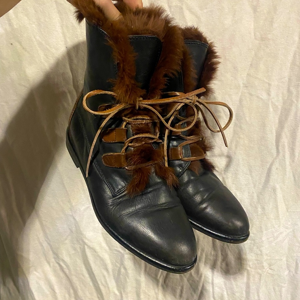 Vintage boots with fo fur and leather laces